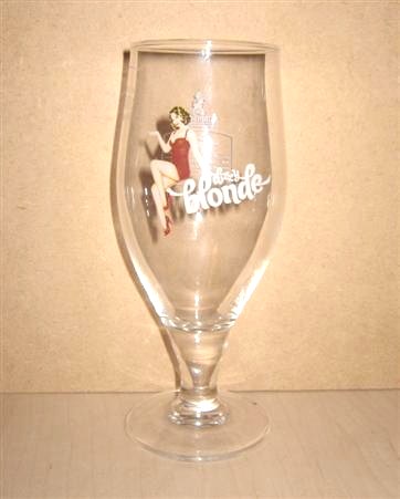 beer glass from the Robinsons brewery in England with the inscription 'Dizzy Blond'
