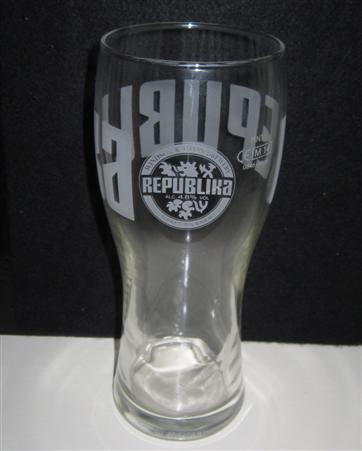 beer glass from the Windsor & Eton brewery in England with the inscription 'Windsor & Eaton Brewery. Republika 4.8% Craft Pilsner'