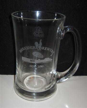 beer glass from the Courage brewery in England with the inscription 'Berkshire Brewery. 1979 - 2010'