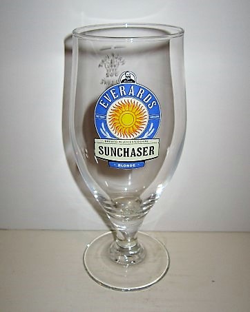 beer glass from the Everards brewery in England with the inscription 'Everards Brewed In Leicestershire Sunchaser Blond'