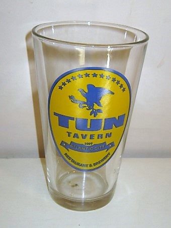 beer glass from the Tun Tavern brewery in U.S.A. with the inscription 'Tun Tavern 1997 Atlantic City Restaurant7 Brewery'