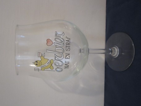 beer glass from the De Dolle Brouwers brewery in Belgium with the inscription 'Oerbier Nat En Straf'